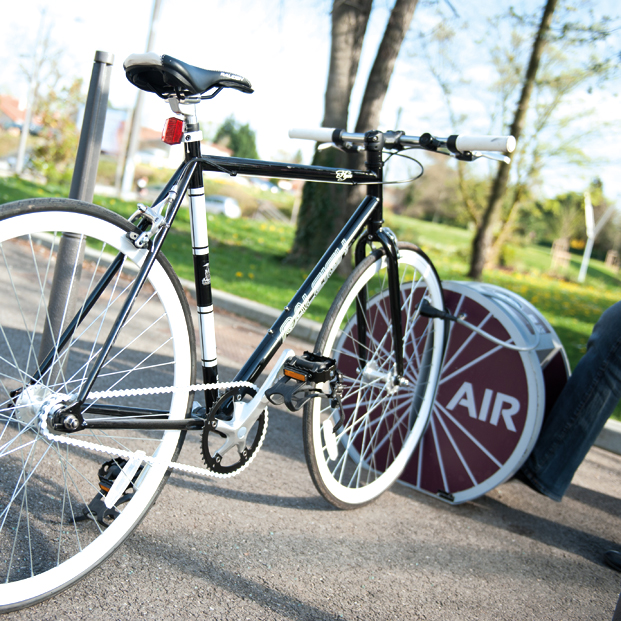 pompe en libre service ALTAO Pump avec un vélo en gonflage