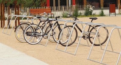 racks de stationnement temporaires pour vélos installés