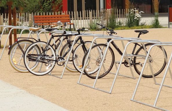 racks de stationnement temporaires pour vélos installés