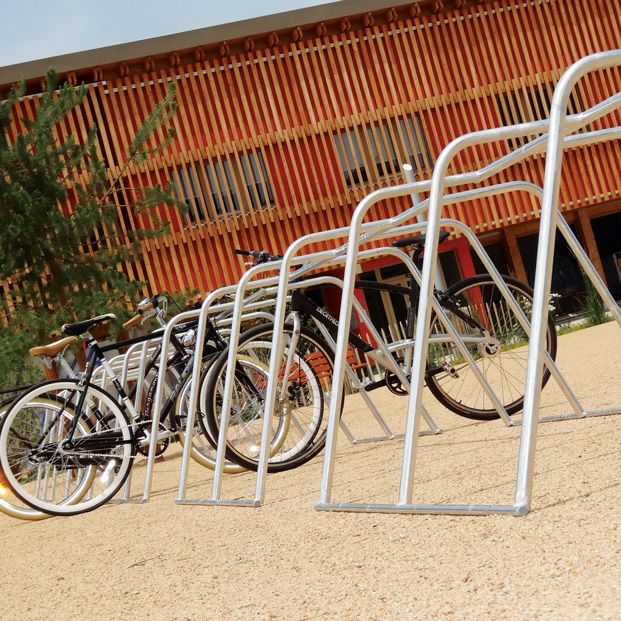 racks de stationnement temporaires pour vélos installés