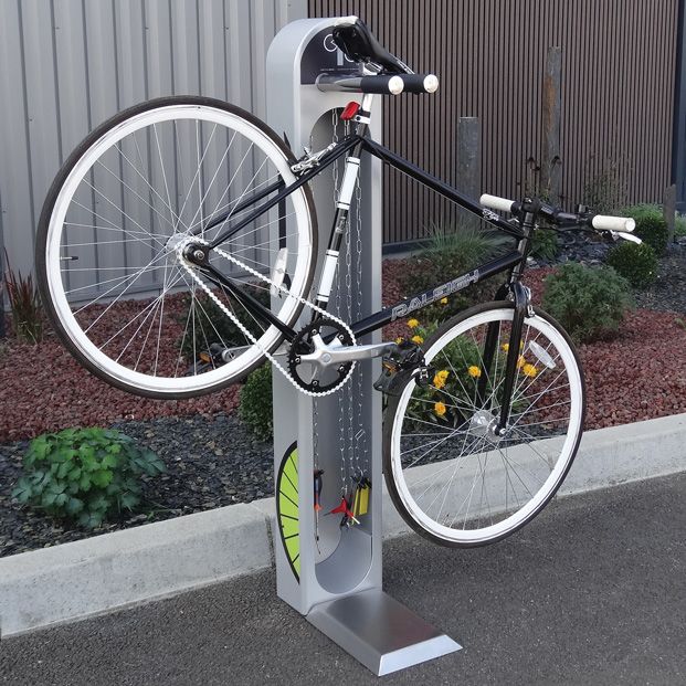vélo suspendu sur une station de réparation ALTAO Fix