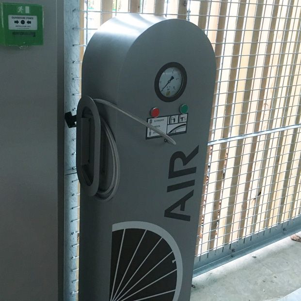 borne de gonflage pour vélos à l'intérieur de la consigne de Brunoy