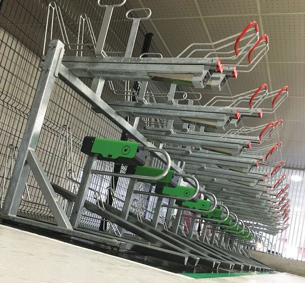 Vélostation de Saint Quentin en Yvelines équipées de racks de stationnement et borne de gonflage