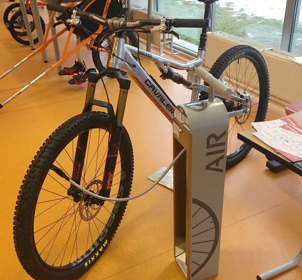 station de gonflage vélo ALTAO® T’Pump présentée à l’IUT de Saint-Etienne
