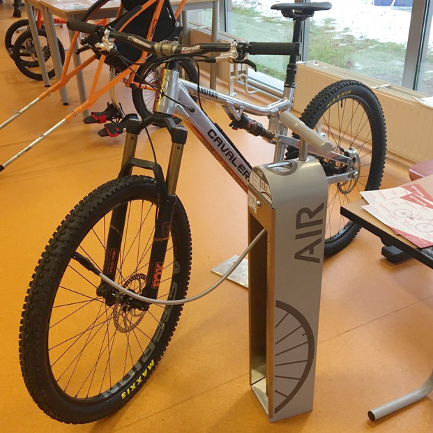 station de gonflage vélo ALTAO® T’Pump présentée à l’IUT de Saint-Etienne