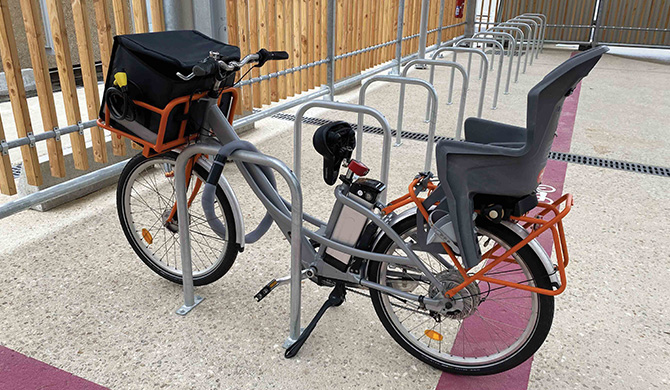 arceau urbain en U renversé avec vélo attaché avec un antivol