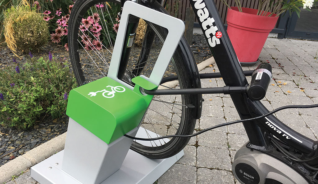 vélo électrique stationné avec antivol en U et en charge