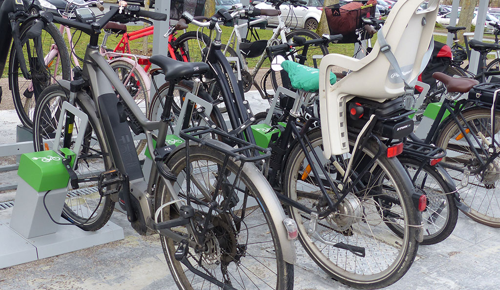 vélos électriques stationnés en recharge électrique