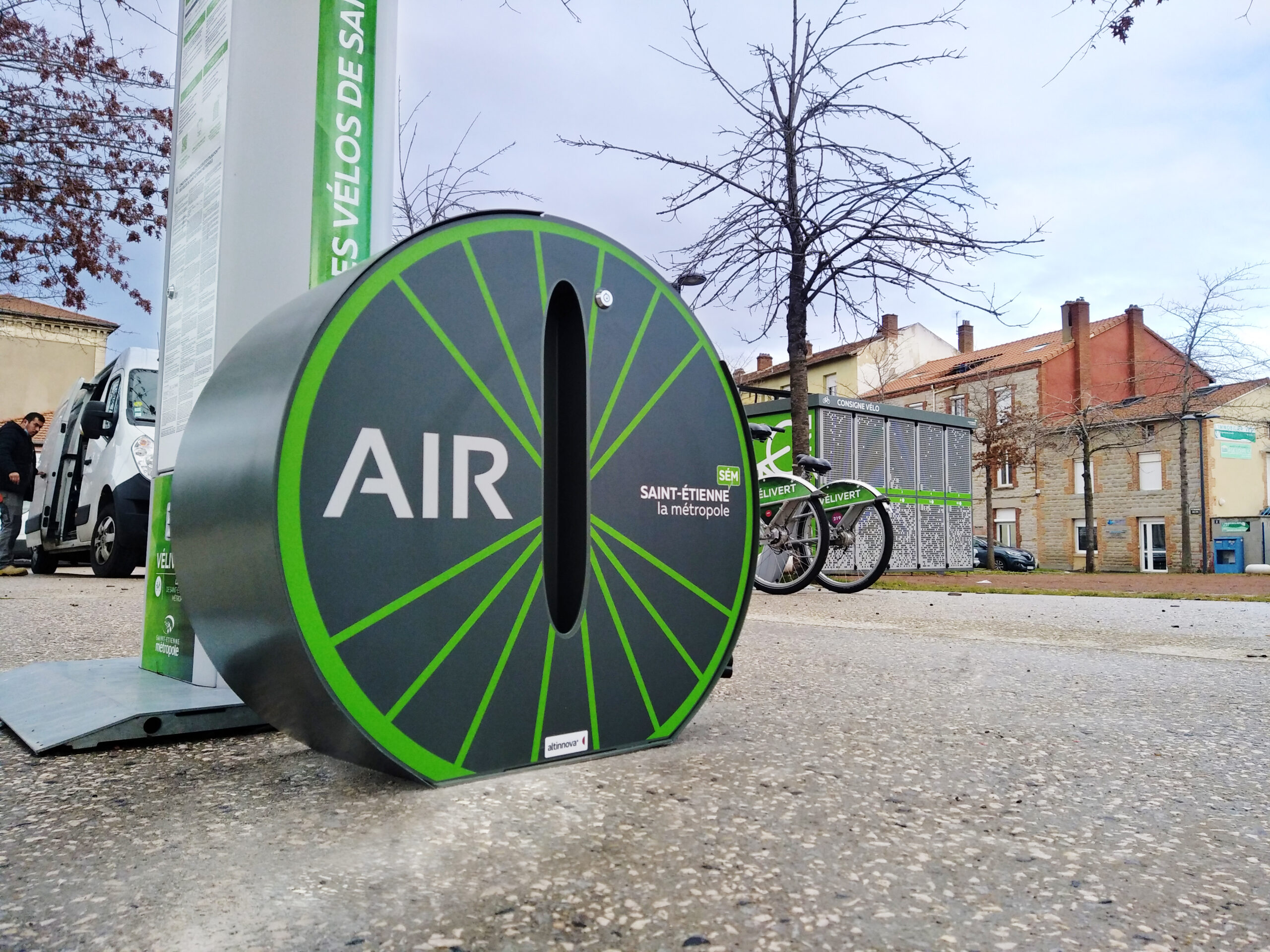 Stazione di gonfiaggio per biciclette ALTAO® Pump con i colori di Saint-Étienne Métropole