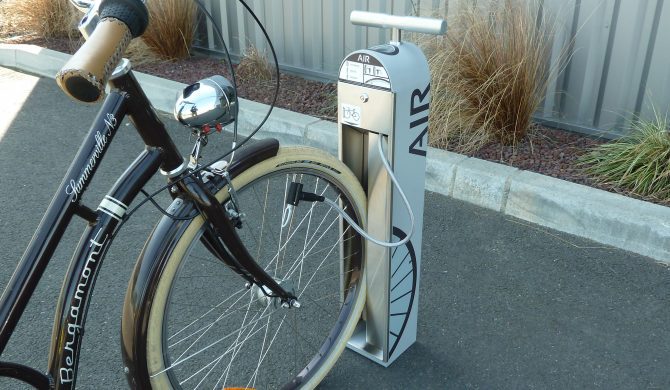 gonflage d'un vélo avec une borne ALTAO® T’Pump