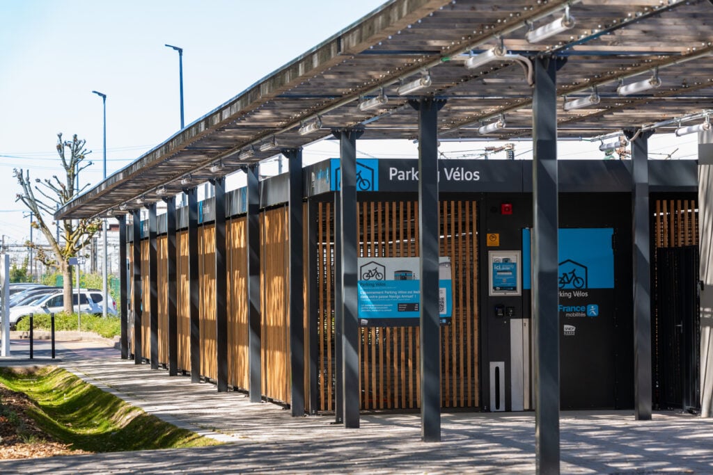 Gesloten ALTAO® Spacio-fietsenstalling bij het SNCF-station van Noisy-le-Sec