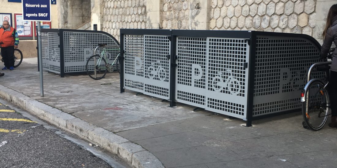 plusieurs box vélo sécurisés ALTAO Cocoon en gare de Frontignan