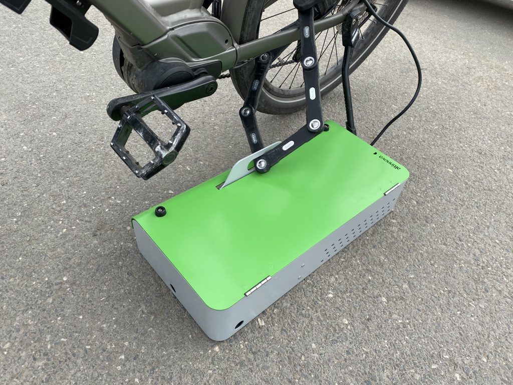 Borne de recharge pour vélos cargos ALTAO® Cargo VAE avec antivol