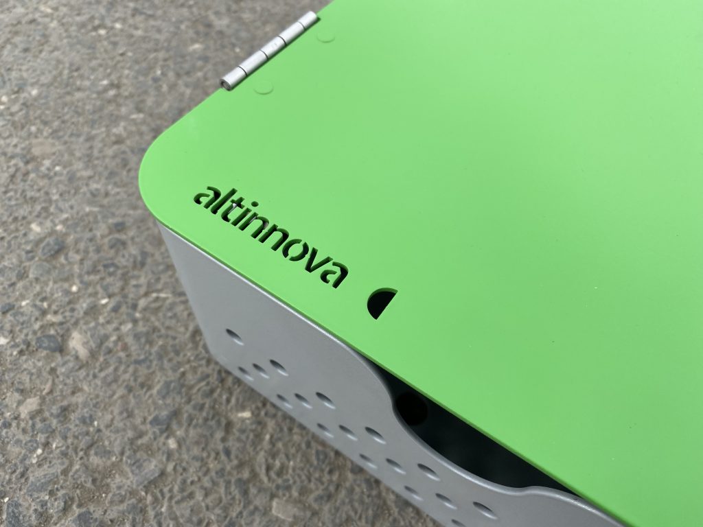 logo Altinnova sur la borne de recharge ALTAO® Cargo VAE