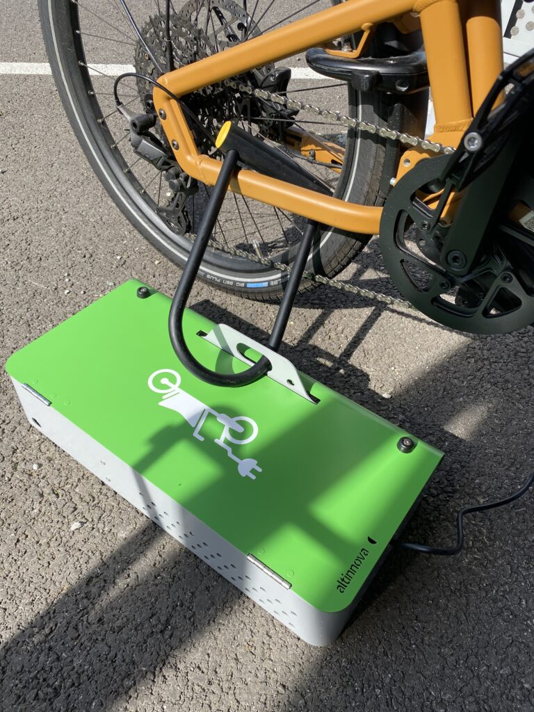 Het opladen van een longtailfiets bij een ALTAO® Cargo VAE-laadpaal in Saint-Lô