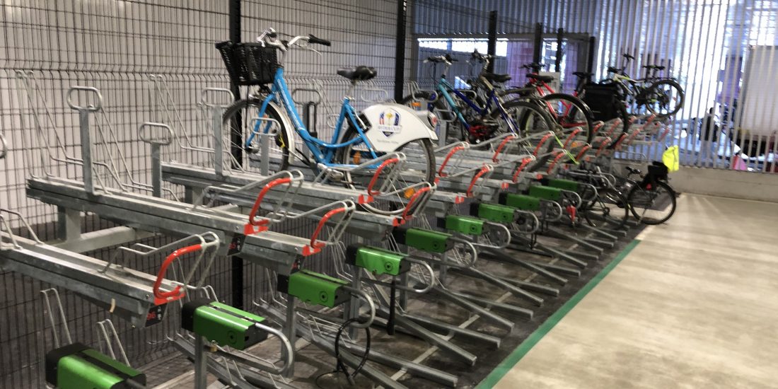 racks de stationnement Optima avec bornes de recharge électrique sur arceaux vélos