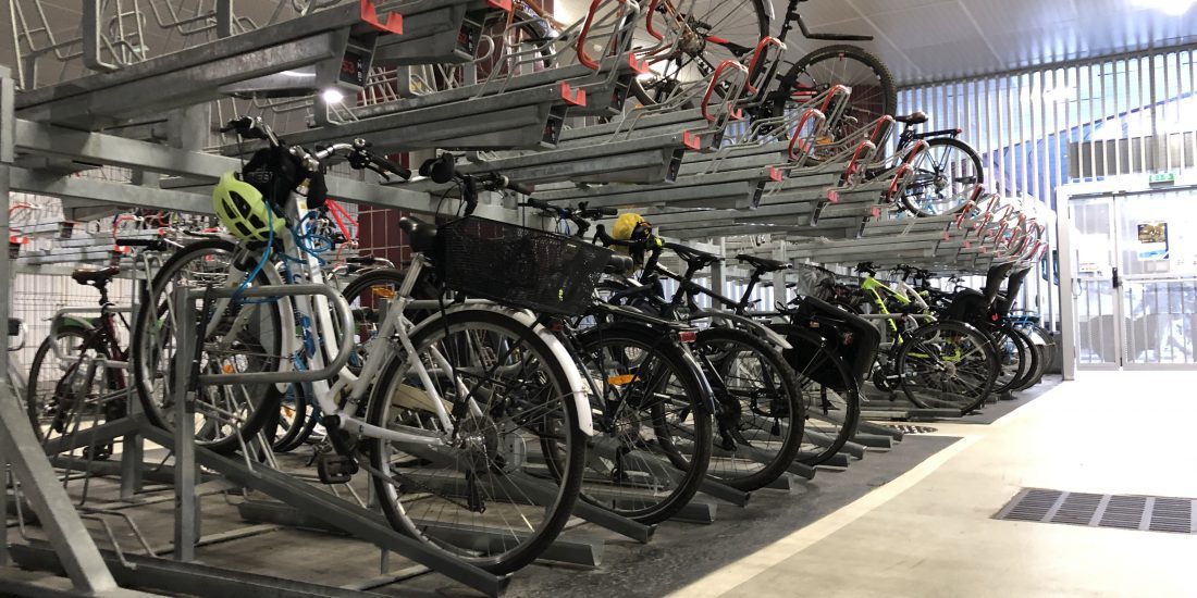 intérieur du parking avec des vélos stationnés