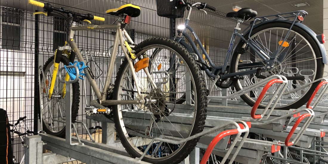 vélos stationnés sur racks Optima dans un local sécurisé