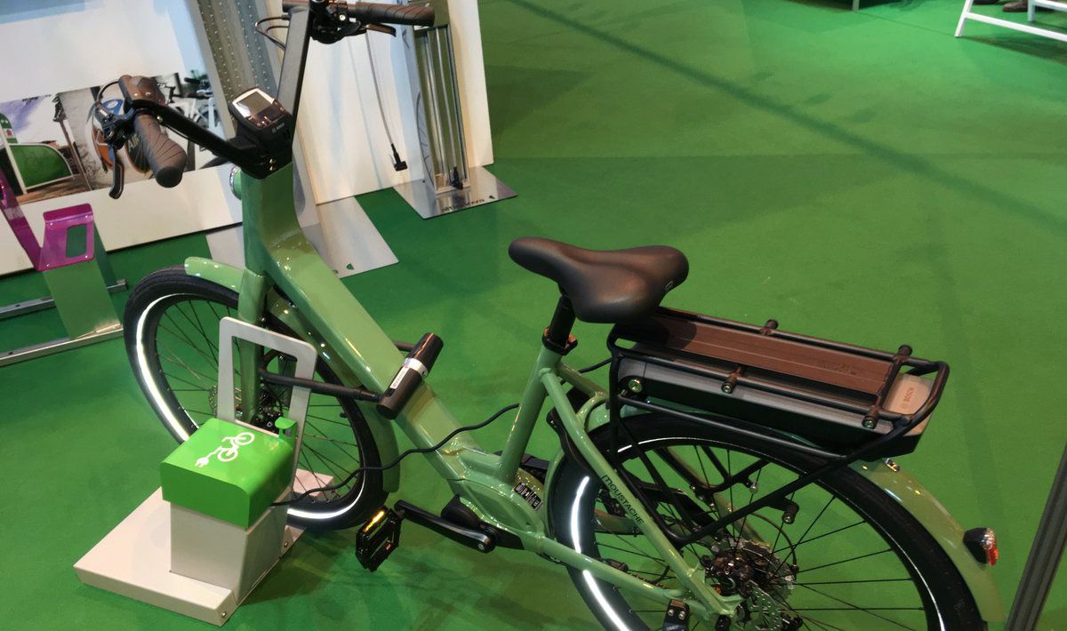 nouveauté : borne de recharge de vélo électrique ALTAO Parco VAE présentée Transports Publics