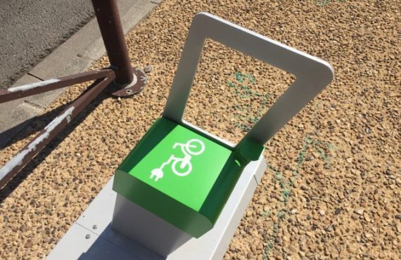 détail des bornes de recharge pour vélos électriques à Montignac