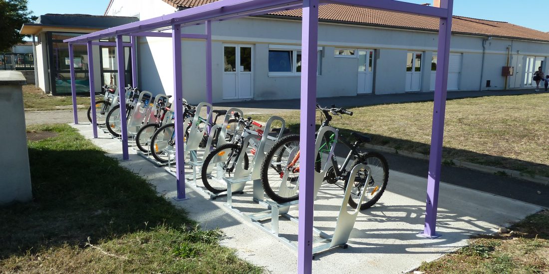 parking à vélos de Bonson avec les vélos des élèves