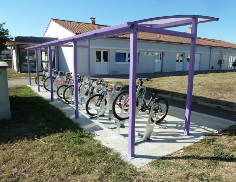 parking à vélos de Bonson avec les vélos des élèves