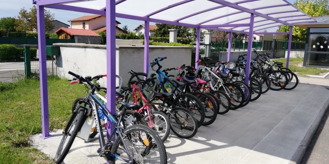 parking à vélos de Bonson avec les vélos des élèves