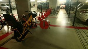 parking à vélos en entreprise avec station de gonflage