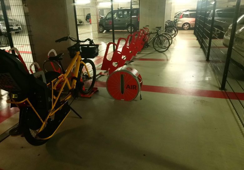 parking à vélos en entreprise avec station de gonflage