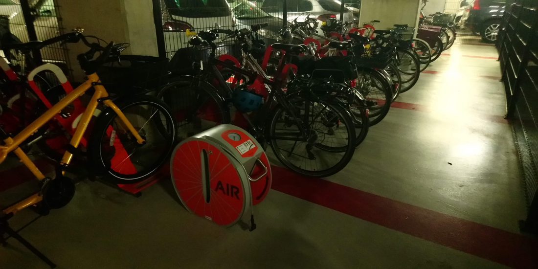 pompe à vélo du parking à vélos en entreprise