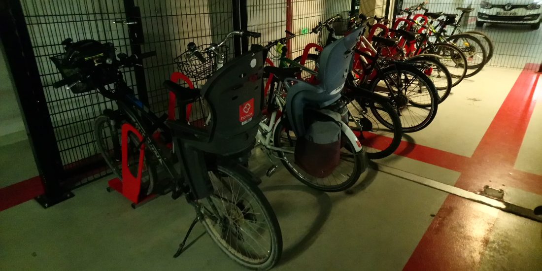 parking à vélos en entreprise bien rempli