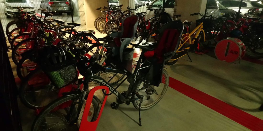 parking à vélos en entreprise rempli de vélos