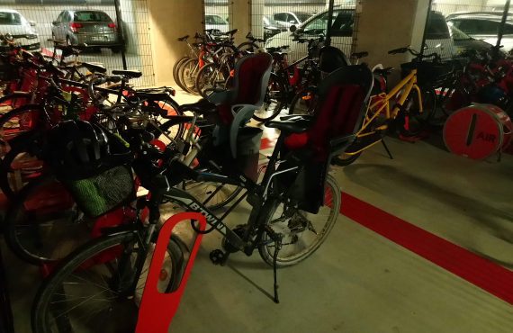 parking à vélos en entreprise rempli de vélos