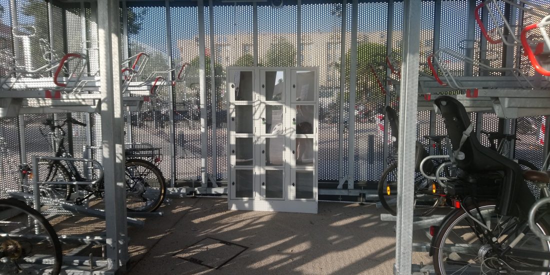 intérieur de l'abri vélos sécurisé en gare de Marseille St Charles