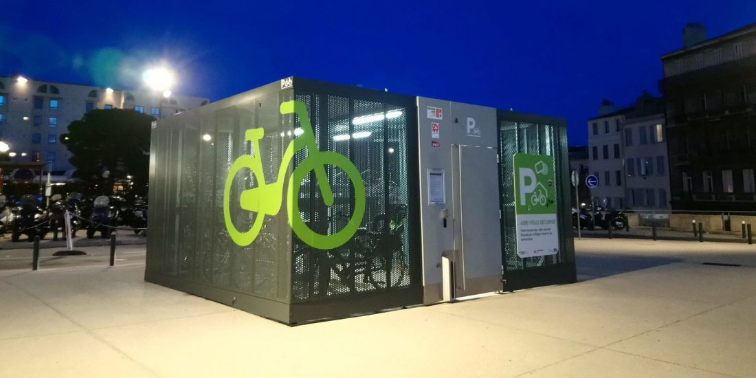 parking vélo sécurisé Abri Cigogne sur le parvis de la gare de Marseille Saint Charles