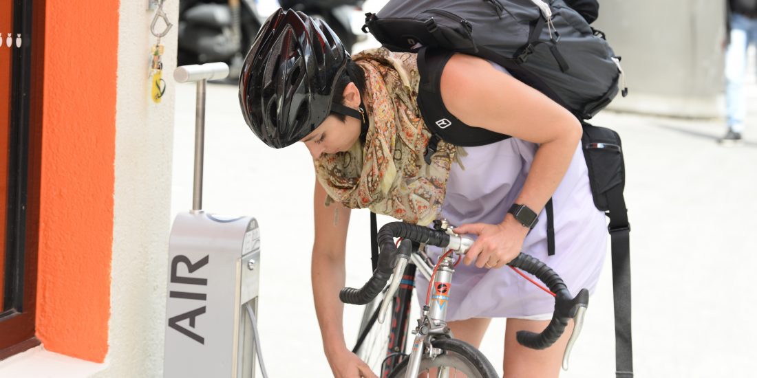 utilisation du gonfleur vélo en libre-service Franprix