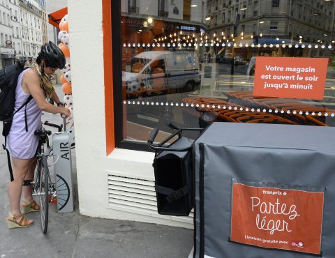 gonfleur vélo en libre-service en utilisation