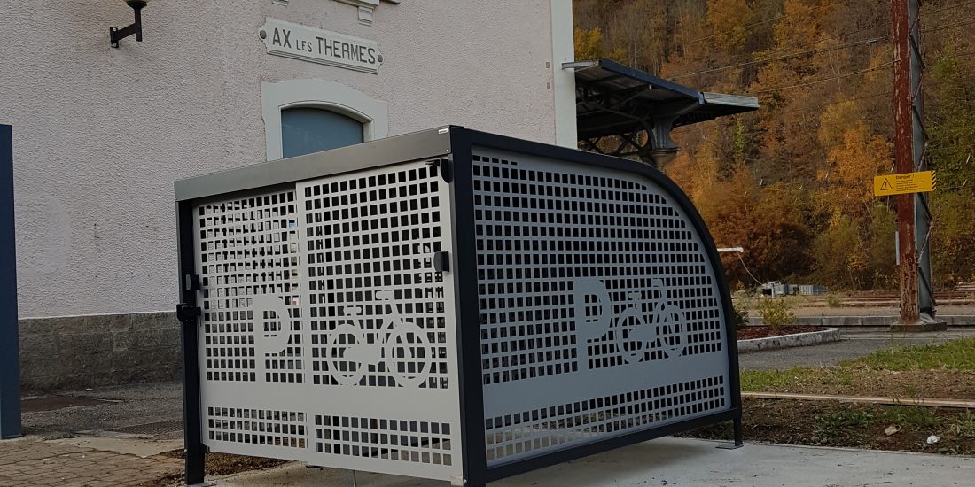 un abri vélo sécurisé ALTAO Cocoon dans une gare d'Occitanie
