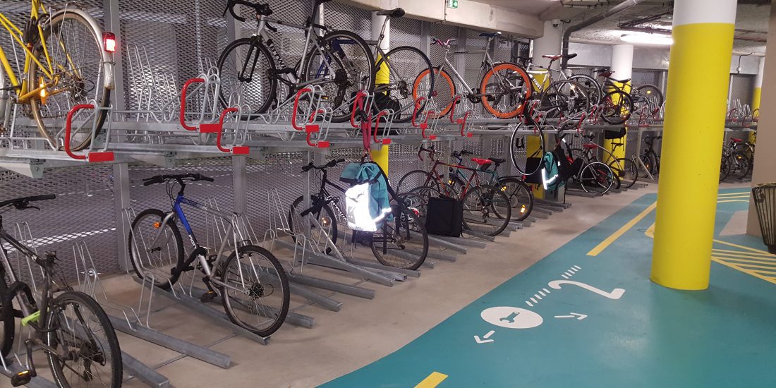 racks déjà remplis de l'espace vélo équipé et sécurisé de la gare Lille Flandres