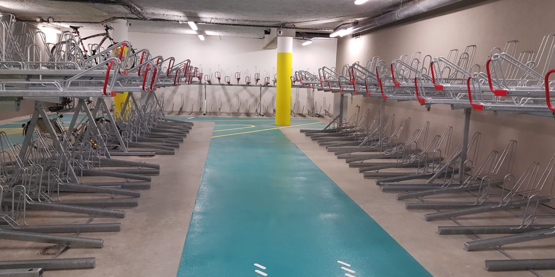 racks dans l'espace vélo équipé et sécurisé à la gare Lille Flandres