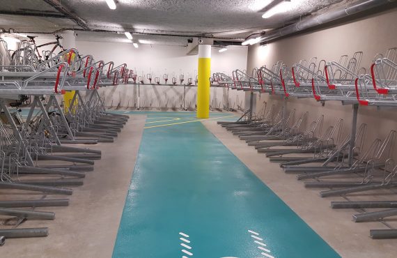 racks dans l'espace vélo équipé et sécurisé à la gare Lille Flandres