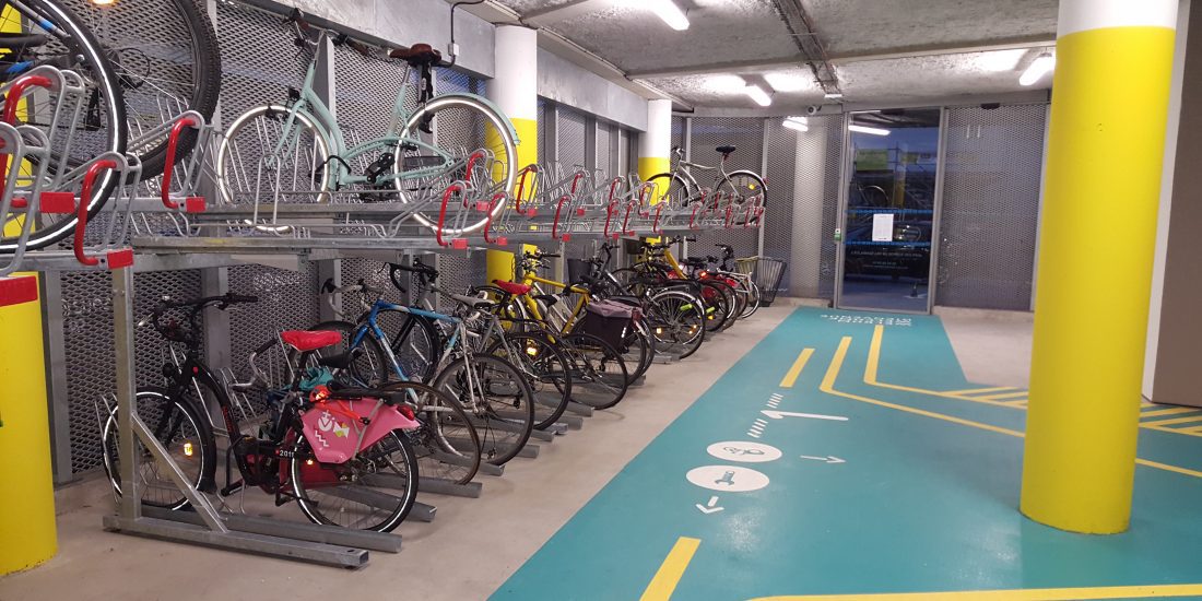 entrée de l'espace vélo équipé et sécurisé en gare de Lille Flandres