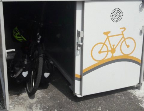 box à vélos pour cyclotouristes avec un vélo de randonnée à l'abri