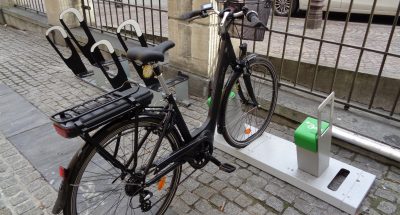 parking vélo d'un office de tourisme équipé de bornes de recharge électrique ALTAO Parco VAE