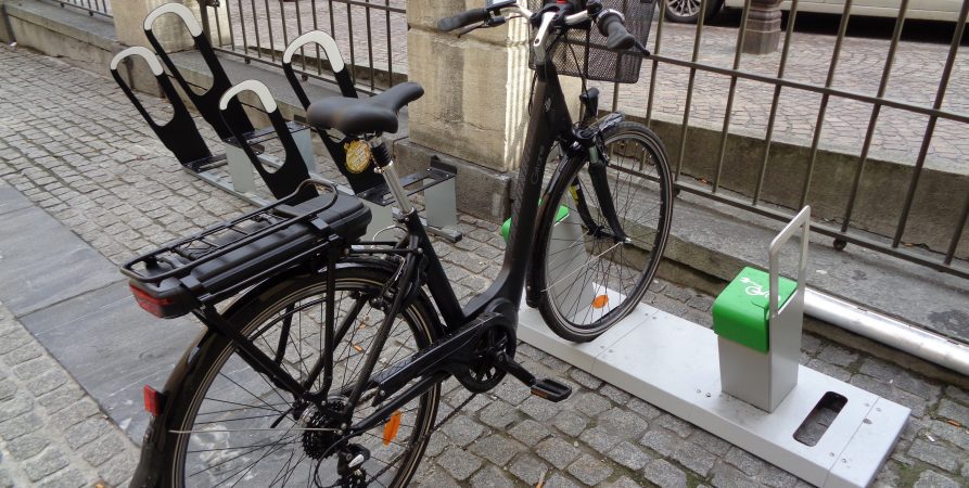 parking vélo d'un office de tourisme équipé de bornes de recharge électrique ALTAO Parco VAE