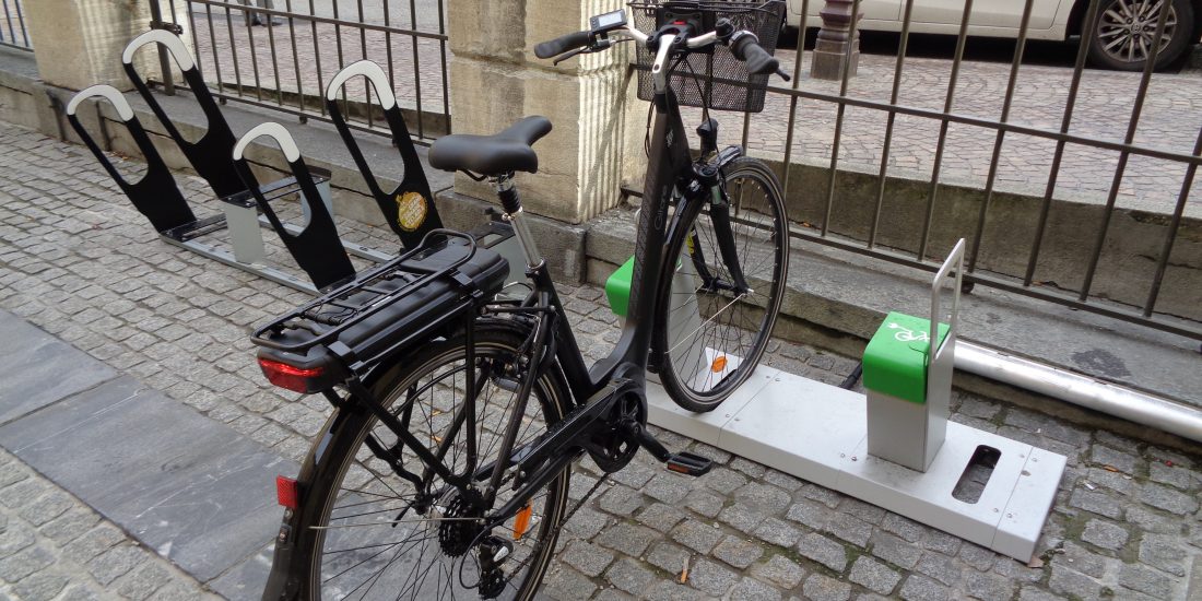 espace de stationnement vélo équipé d'arceaux et bornes de recharge électrique