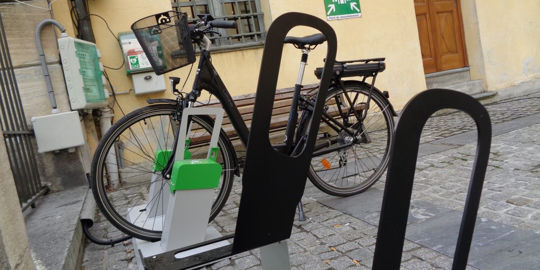 arceaux de stationnement et bornes de recharge VAE pour vélos électriques