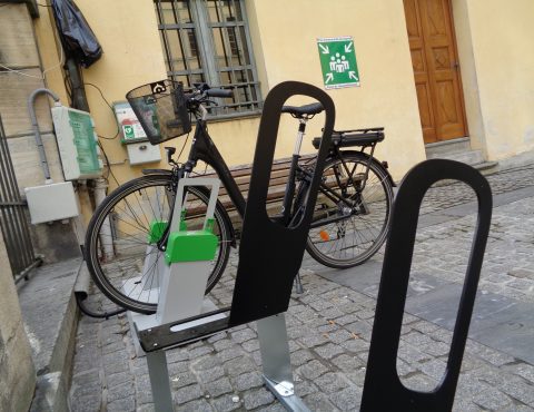 arceaux de stationnement et bornes de recharge VAE pour vélos électriques