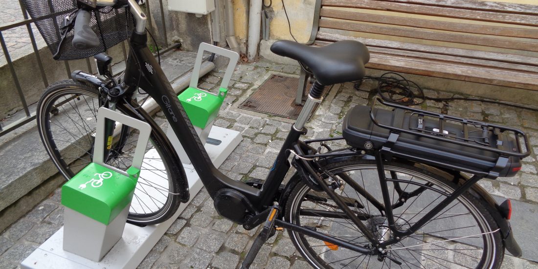 parking à vélos équipé de bornes de recharge en Maurienne