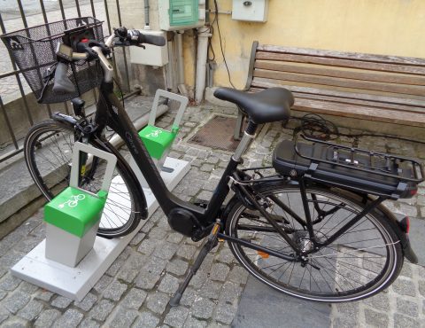 parking à vélos équipé de bornes de recharge en Maurienne